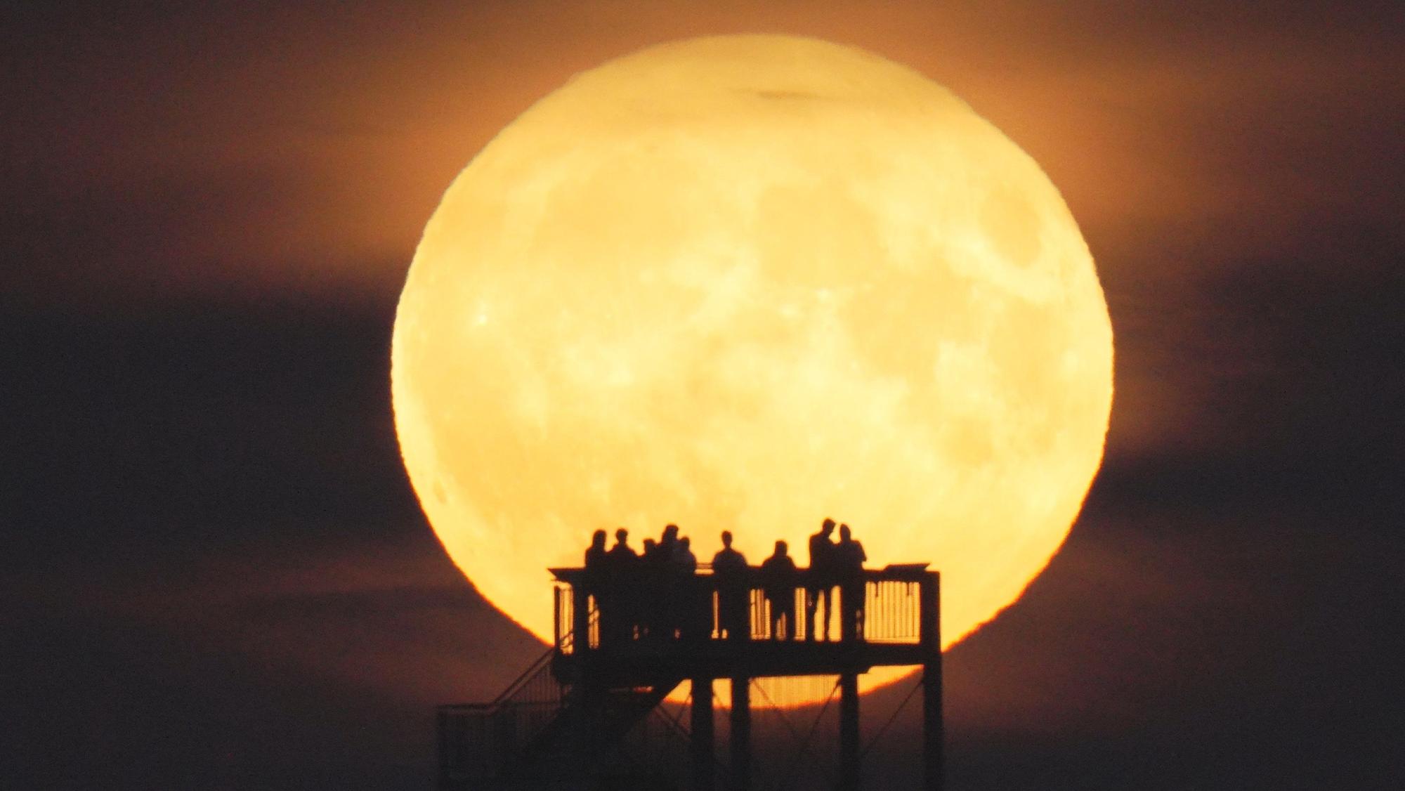 Syke: Schaulustige beobachten vom Aussichtsturm auf dem Hohen Berg den Mondaufgang. Im August ist der Vollmond gleich zweimal zu sehen.