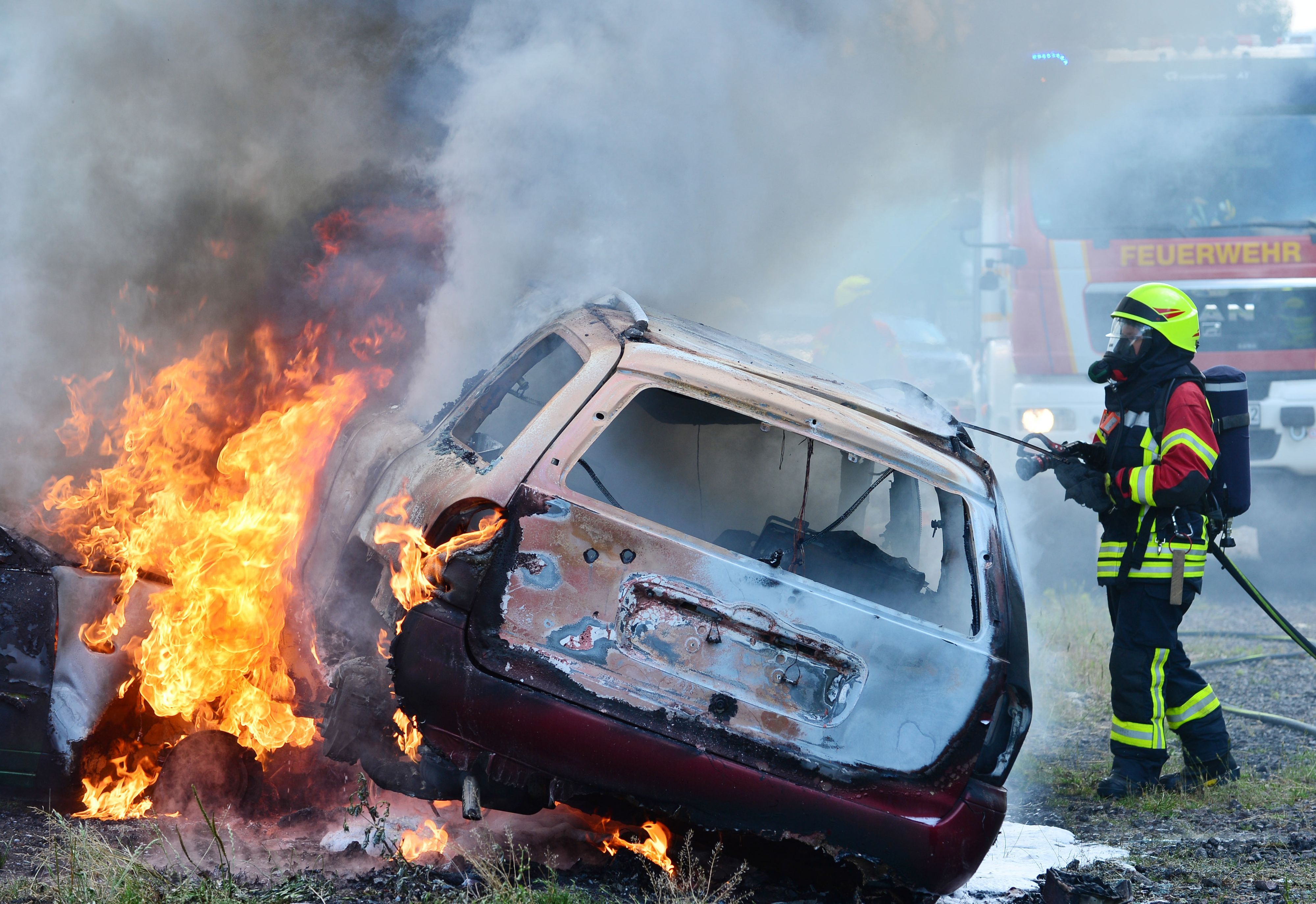 Auf dem Ausbildungsgelände der Freiwilligen Feuerwehr Arnstadt löschen Feuerwehrleute am 02.07.2014 in Arnstadt (Thüringen) einen inszenierten Fahrzeugbrand.