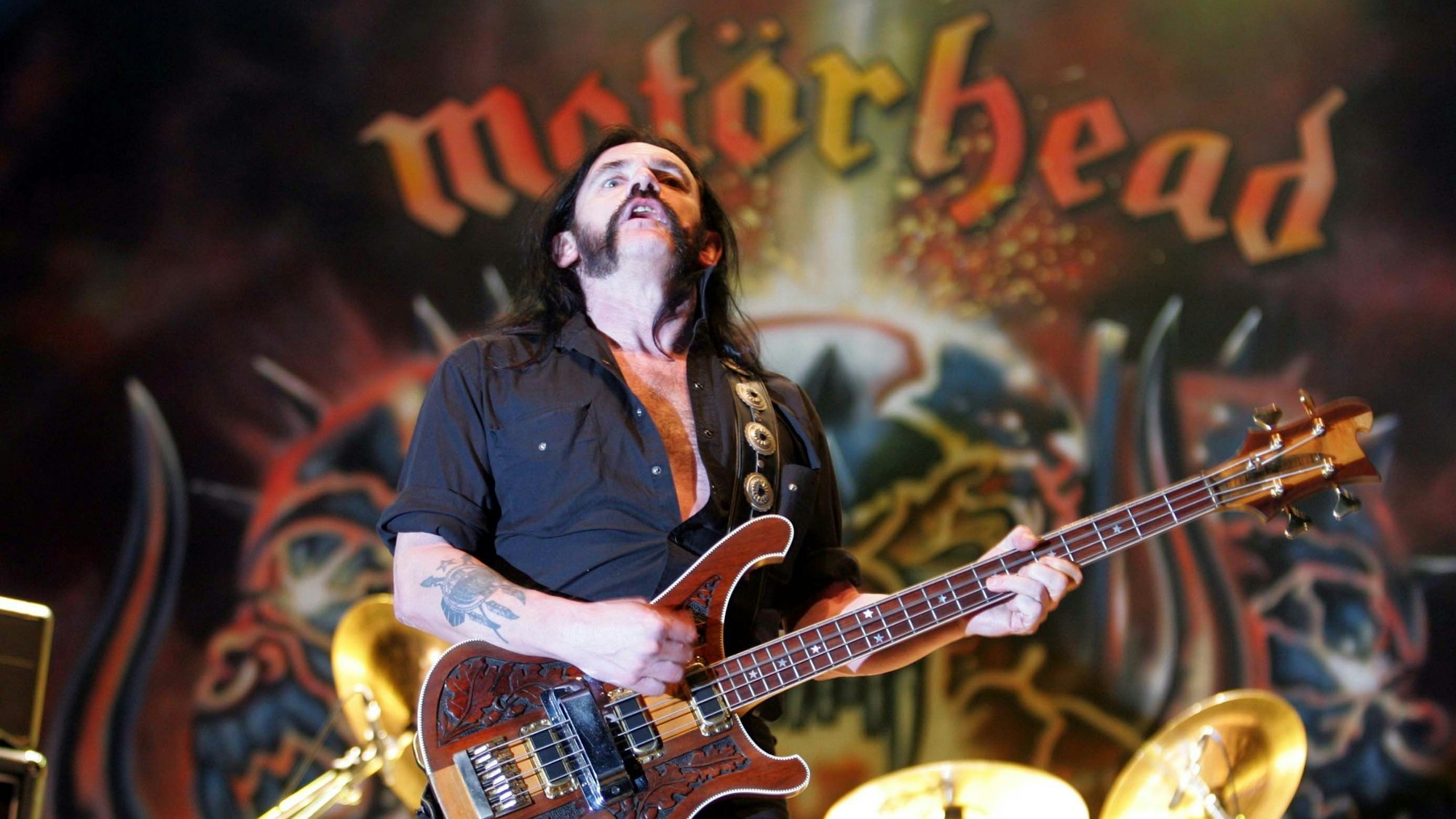 Der Sänger und Gittarist der brittischen Rock-Band Motörhead, Lemmy Kilmister, während eines Konzerts auf der Bühne.