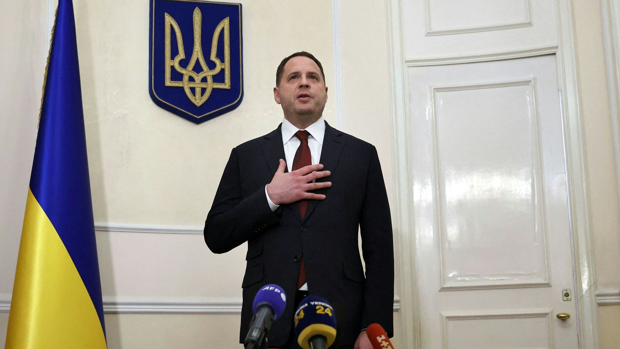 Der ukrainische Präsidentenberater Andrij Jermak spricht während einer Pressekonferenz in der Residenz des ukrainischen Botschafters in Paris.