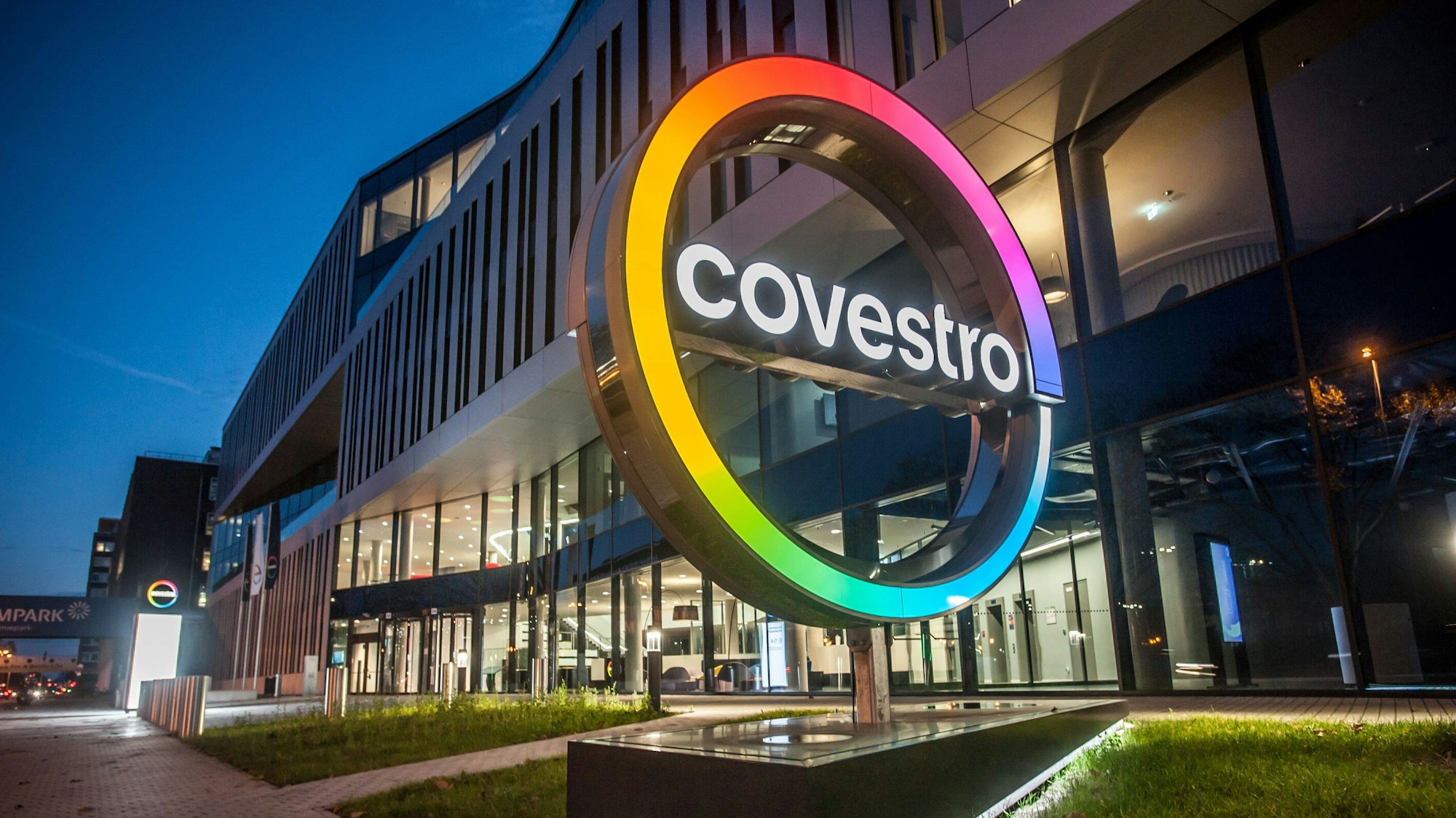 Covestro-Zentrale (Covestro: Bayer-Ausgliederung, Ex Bayer Material Science) Leverkusen Europaring.  Foto: Ralf Krieger