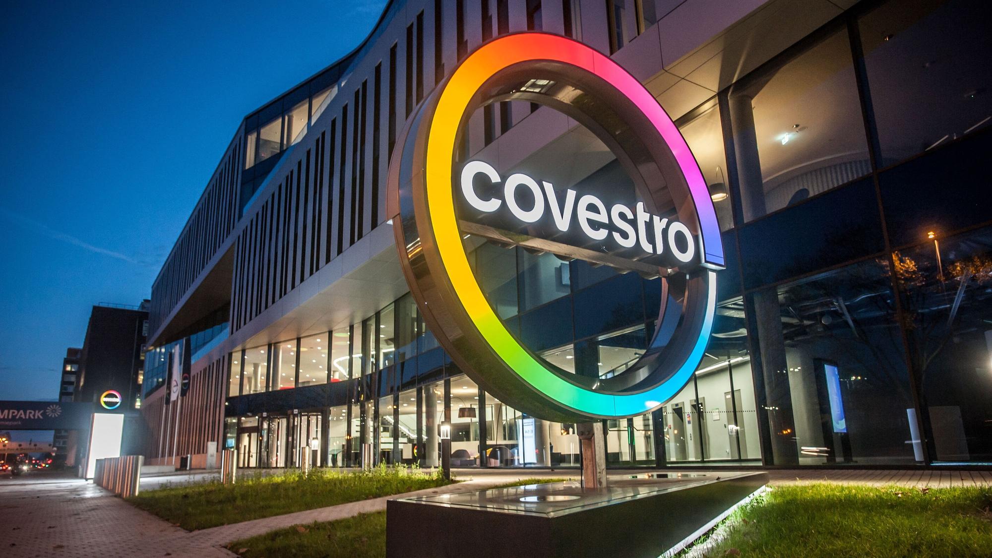 Covestro-Zentrale an der B 8 in Leverkusen abends