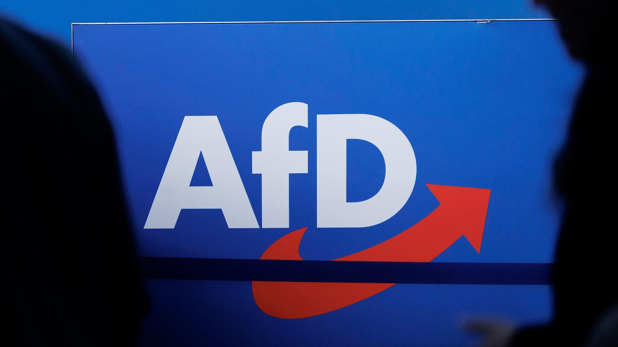 Das Parteilogo ist beim AfD-Bundesparteitag in der Magdeburger Messe zu sehen.