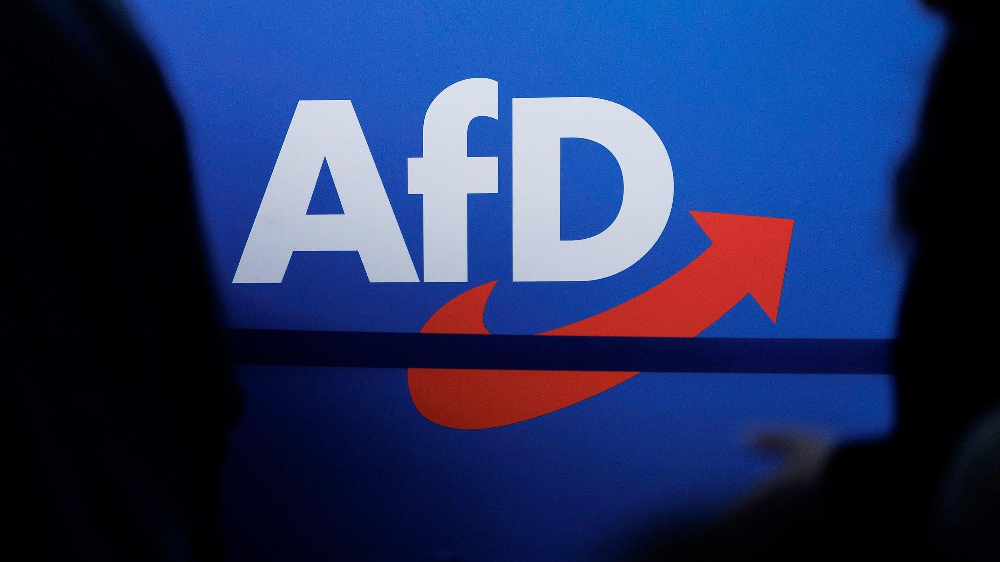 Das Parteilogo ist beim AfD-Bundesparteitag in der Magdeburger Messe zu sehen.