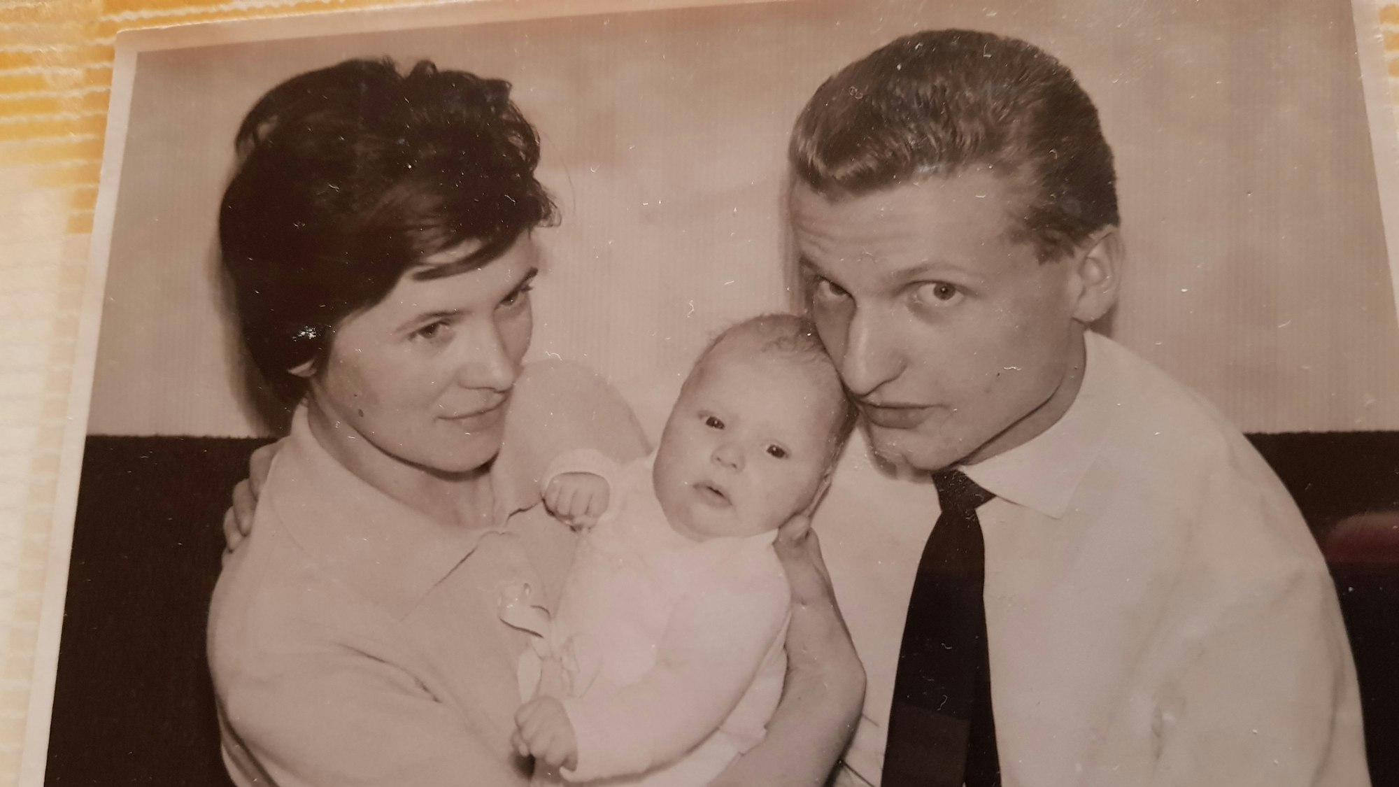 Fe und Franz Kersjes halten ihr erstes Kind im Arm.