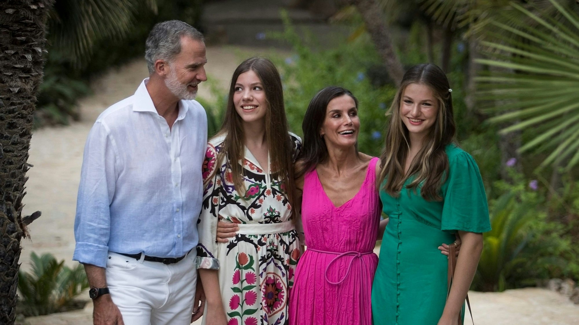 König Felipe VI., Infantin Sofia, Königin Letizia und Prinzessin Leonor in den Alfabia-Gärten auf Mallorca.