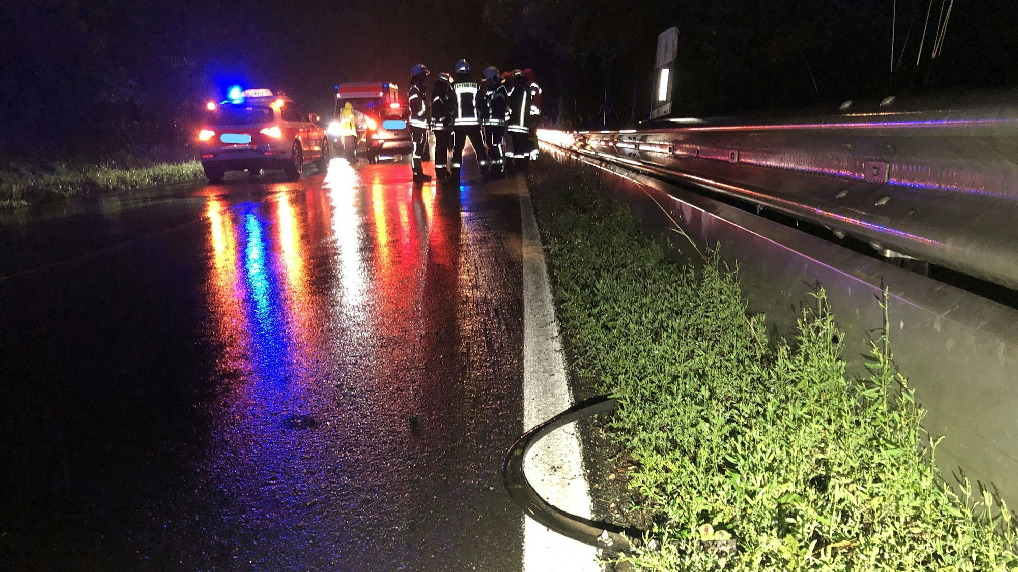 Einsatzfahrzeuge am Unfallort auf der B421 kurz vor Stadtkyll.