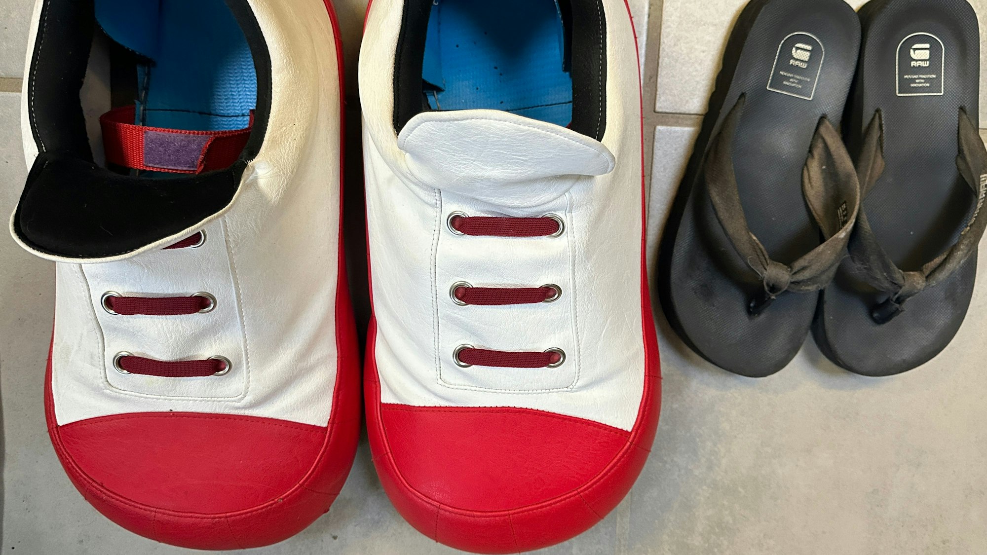 Schuhe stehen nebeneinander.