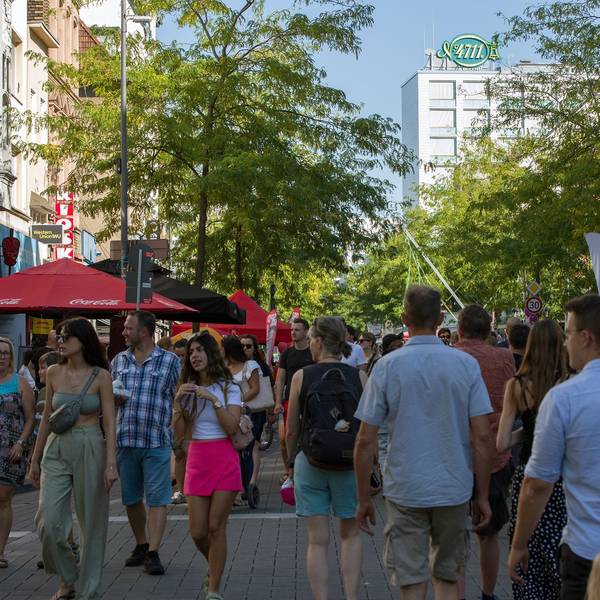 Viele Menschen laufen über die für Autos gesperrte Venloer Straße.