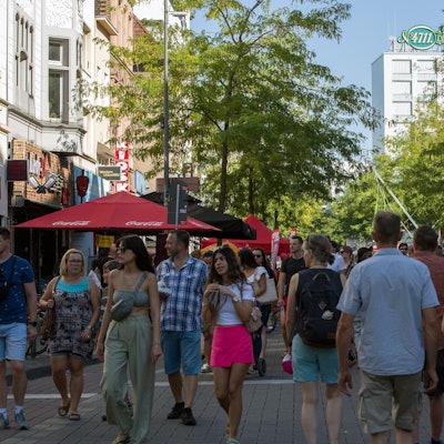 Dichtes Gedränge beim Ehrenfelder Straßenfest auf der Venloer Straße.