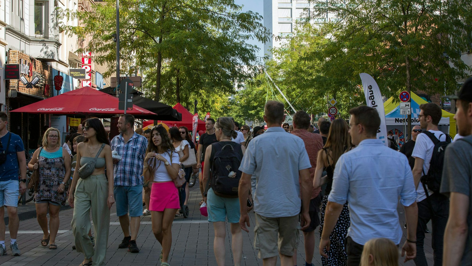 Dichtes Gedränge beim Ehrenfelder Straßenfest auf der Venloer Straße.