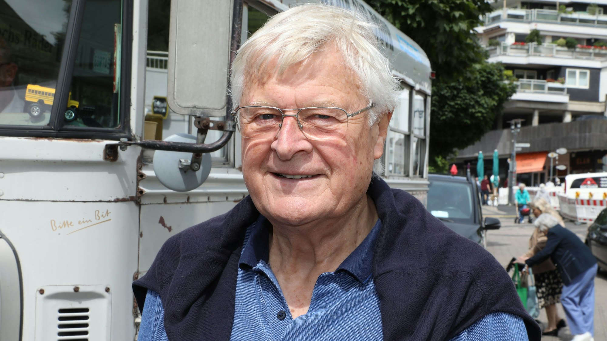 Lothar Eschbach steht vor dem Redaktionsmobil der mobilen Redaktion in der Bensberger Schloßstraße.