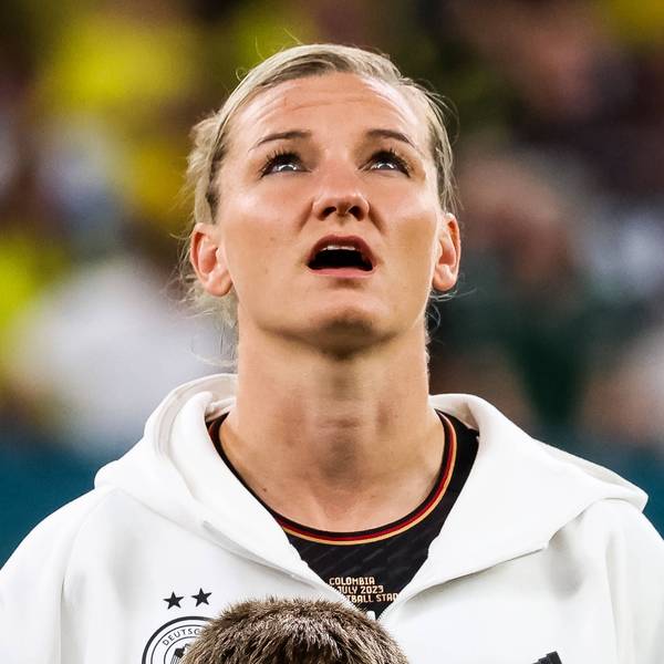 Alexandra Popp vom deutschen WM-Team vor dem vergangenen Spiel Kolumbien Sydney. Sie singt die Nationalhymne.