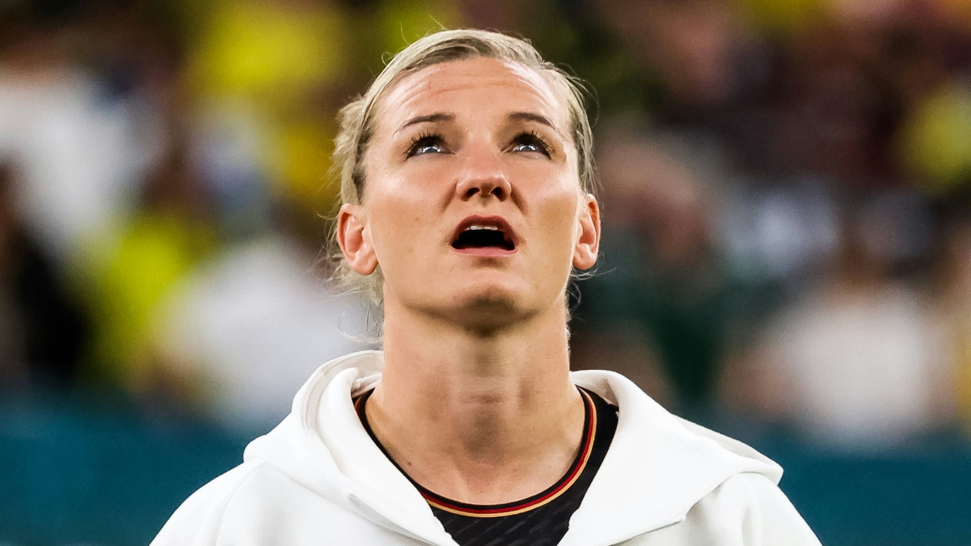Alexandra Popp vom deutschen WM-Team vor dem vergangenen Spiel Kolumbien Sydney. Sie singt die Nationalhymne.