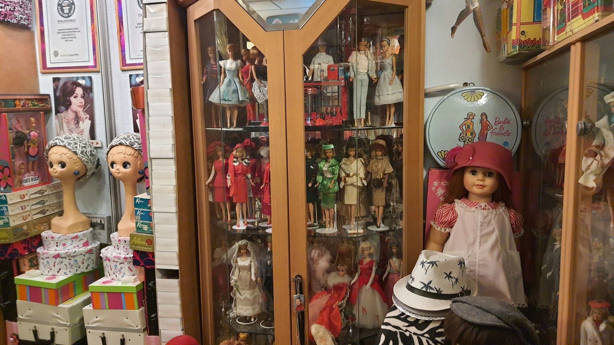 Barbies stehen bei Bettina Dorfmann in der Vitrine
