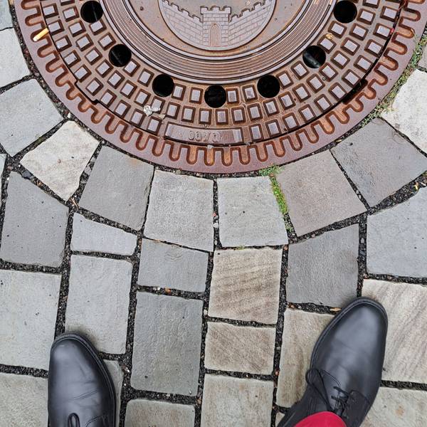 Das Bild zeigt einen Kanaldeckel mit dem Wipperfürther Stadtwappen und dem Schriftzug „Stadt Wipperfürth“.