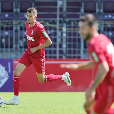 FC-Mittelfeldspieler Dejan Ljubicic treibt den Ball voran.