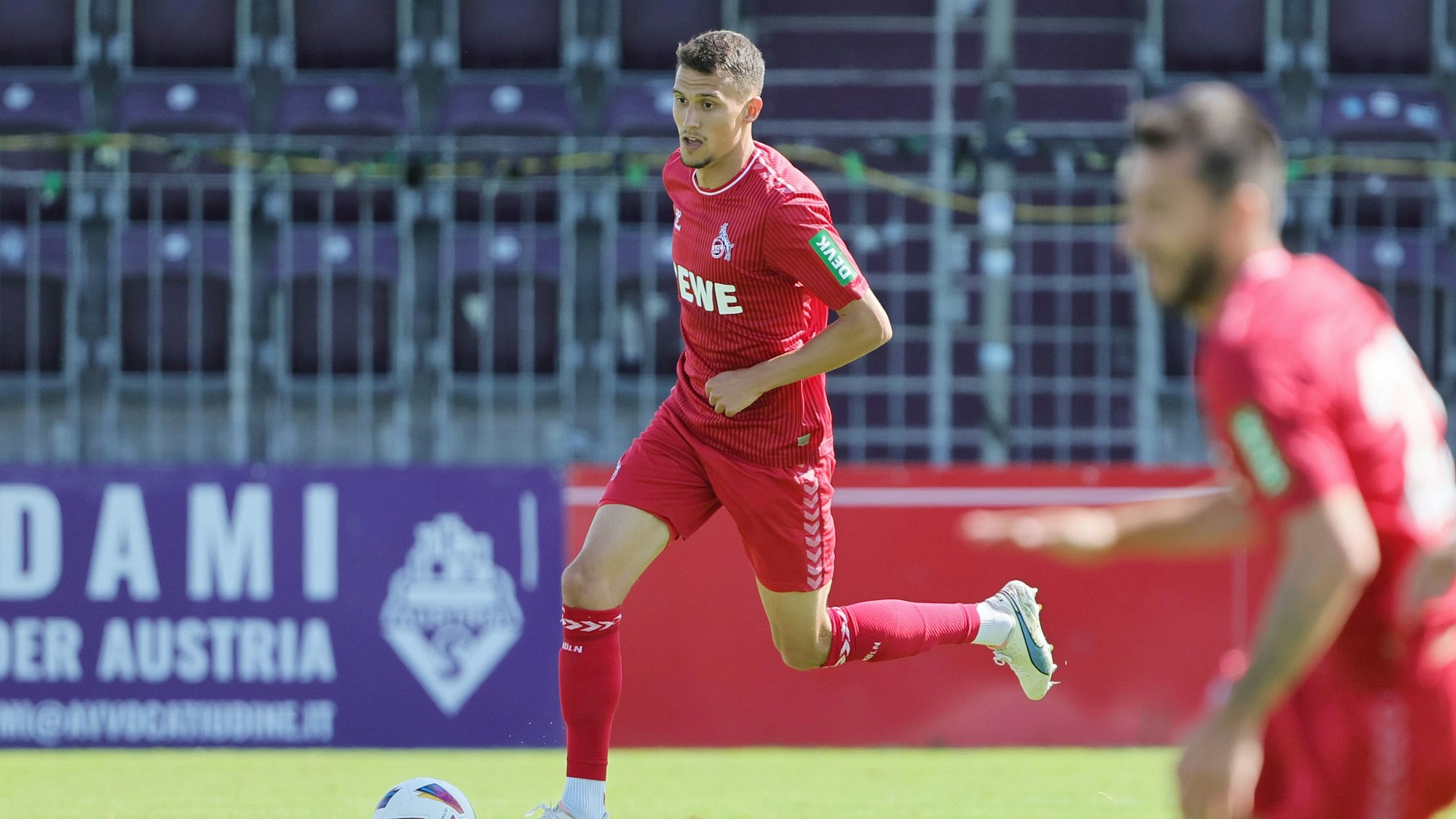 FC-Mittelfeldspieler Dejan Ljubicic treibt den Ball voran.