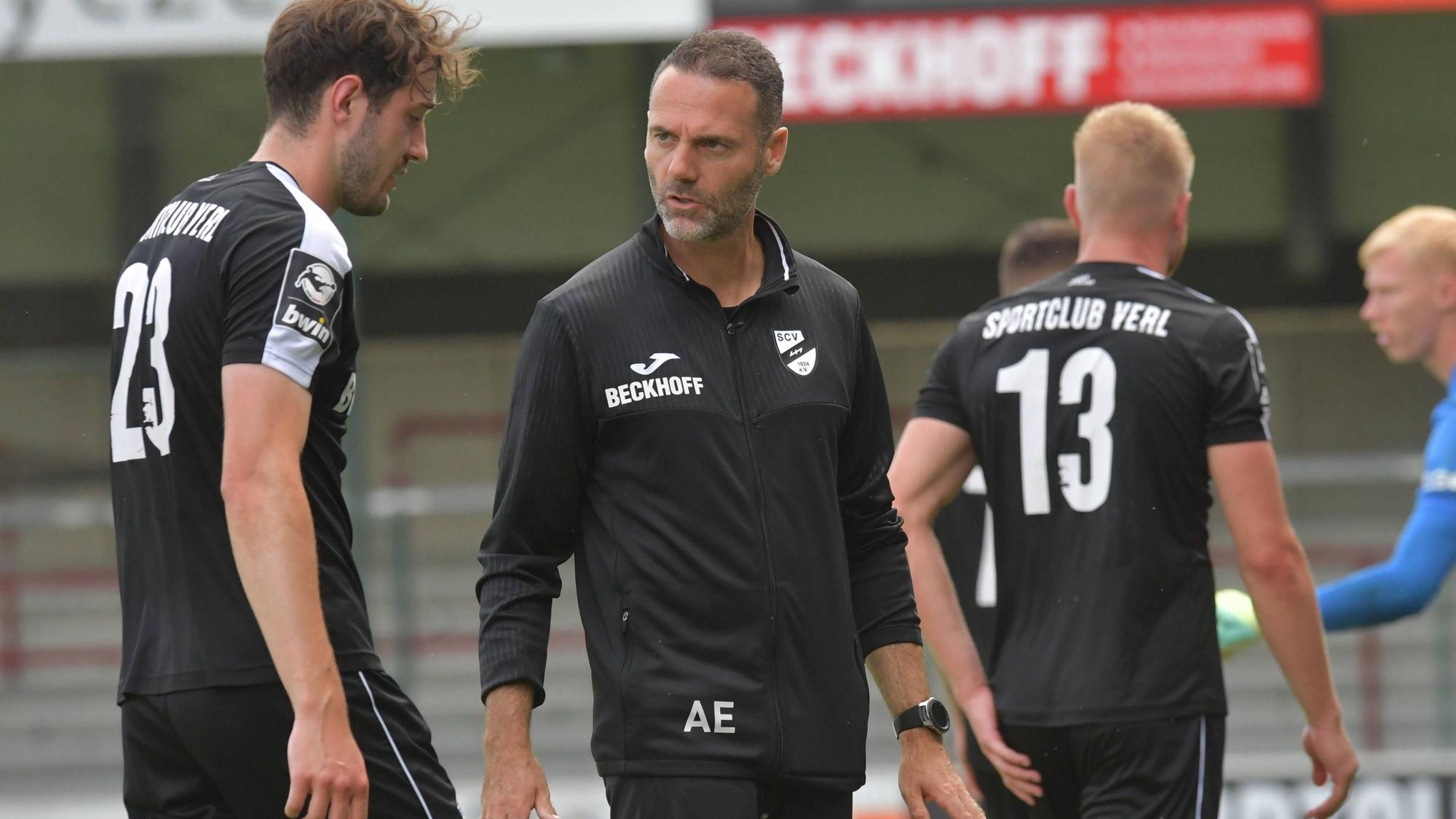 29.07.2023, GER, Fussball, 3.Liga, Saison 2023/2024, Testspiel, Sportclub-Arena, Verl SC Verl - Rot-Weiss Essen 1 : 0 Alexander Ende Trainer SC Verl, rechts mit Marcel Benger SC Verl, Aktion, Einzelbild, Quer, Mimik, Gestik, Trainer, Coach *** 29 07 2023, GER, football, 3 Liga, season 2023 2024, test match, Sportclub Arena, Verl SC Verl Rot Weiss Essen 1 0 Alexander Ende coach SC Verl, right with Marcel Benger SC Verl , action, single picture, cross, facial expression, gestures, trainer, coach