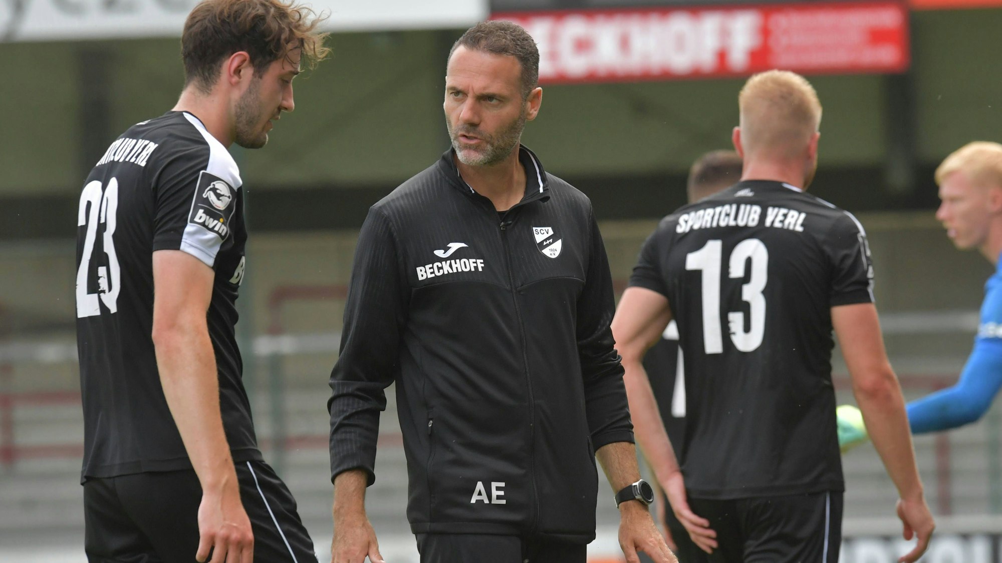 29.07.2023, GER, Fussball, 3.Liga, Saison 2023/2024, Testspiel, Sportclub-Arena, Verl SC Verl - Rot-Weiss Essen 1 : 0 Alexander Ende Trainer SC Verl, rechts mit Marcel Benger SC Verl, Aktion, Einzelbild, Quer, Mimik, Gestik, Trainer, Coach *** 29 07 2023, GER, football, 3 Liga, season 2023 2024, test match, Sportclub Arena, Verl SC Verl Rot Weiss Essen 1 0 Alexander Ende coach SC Verl, right with Marcel Benger SC Verl , action, single picture, cross, facial expression, gestures, trainer, coach