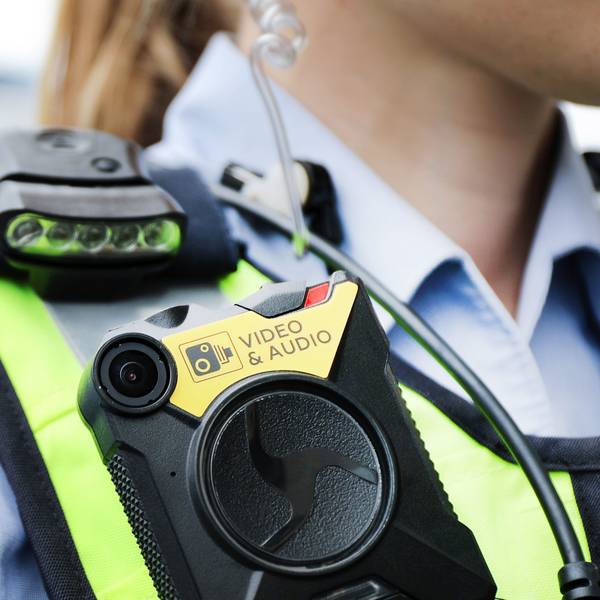 Nachdem Schüler eine Schmiererei entdeckt hatten, mit der eine Amoktat angekündigt worden sein soll, rückte die Polizei mit einem Großaufgebot nach Morsbach aus.