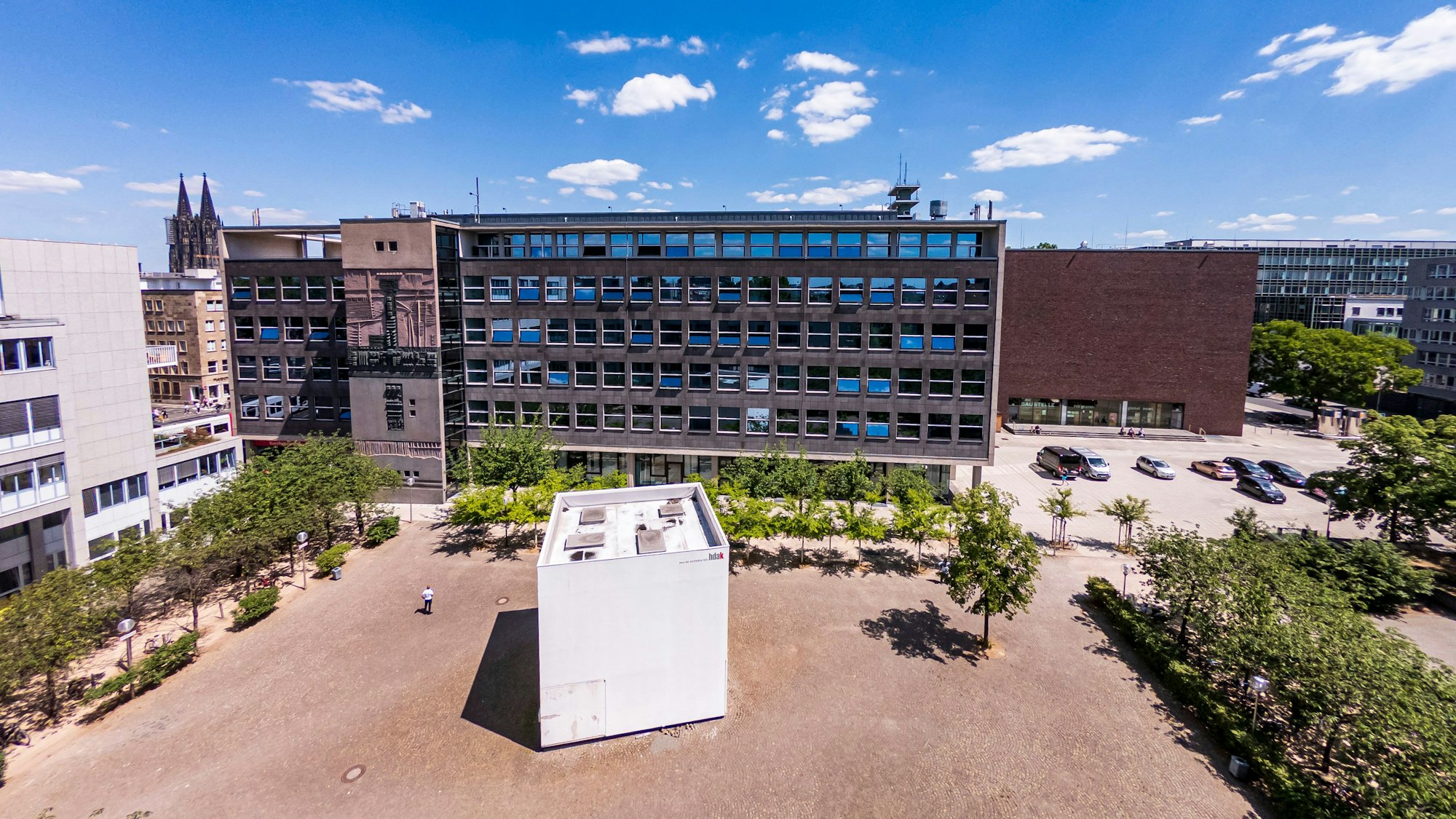 Gebäude Außenansicht VHS
Josef-Haubrich-Hof und Haus der Architektur Köln.