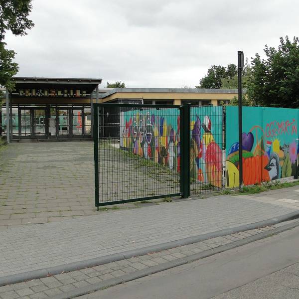 Ein Schulgebäude von außen.