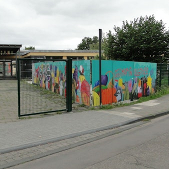 Ein Schulgebäude von außen.