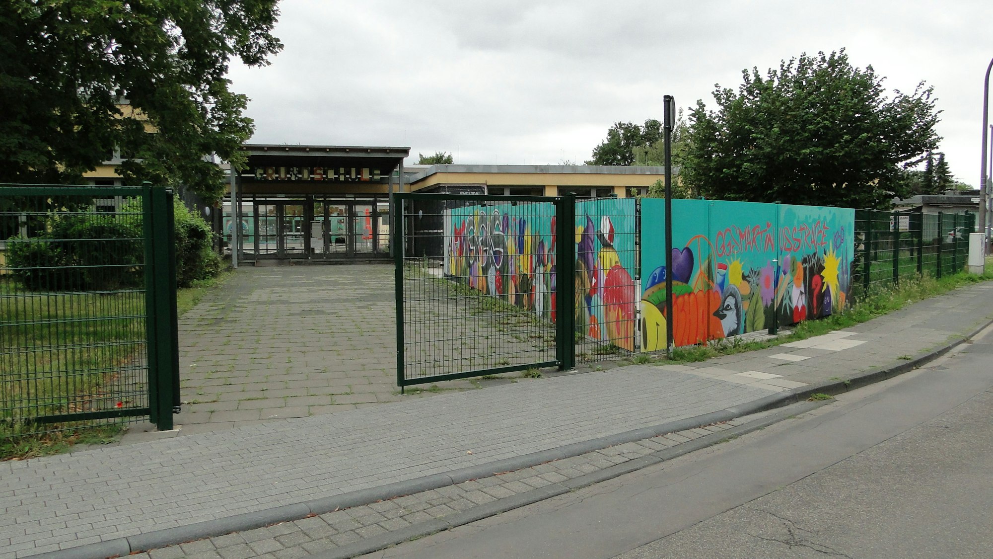 Ein Schulgebäude von außen.
