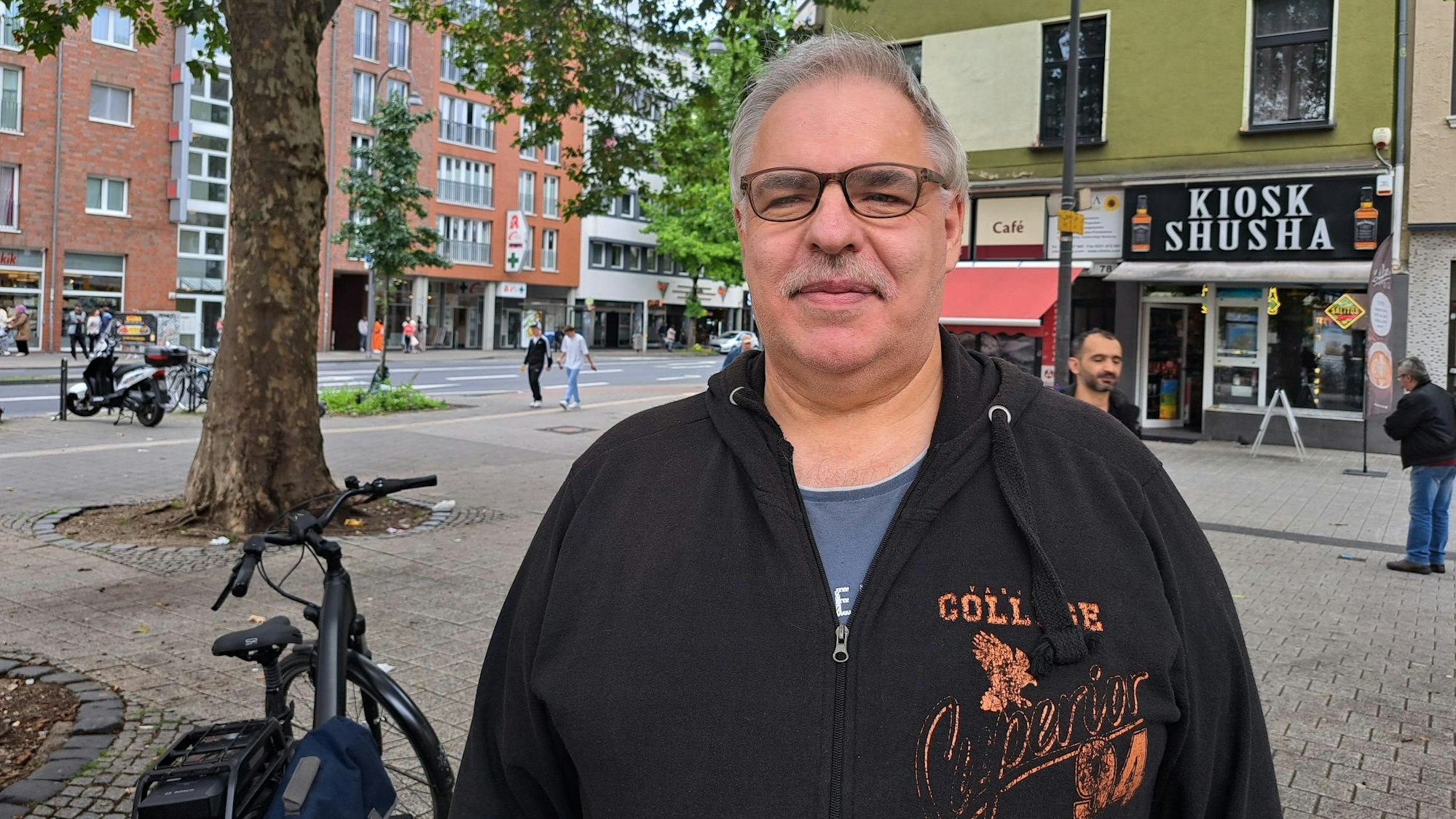 Norbert Schaaf steht an der Kalker Hauptstraße.