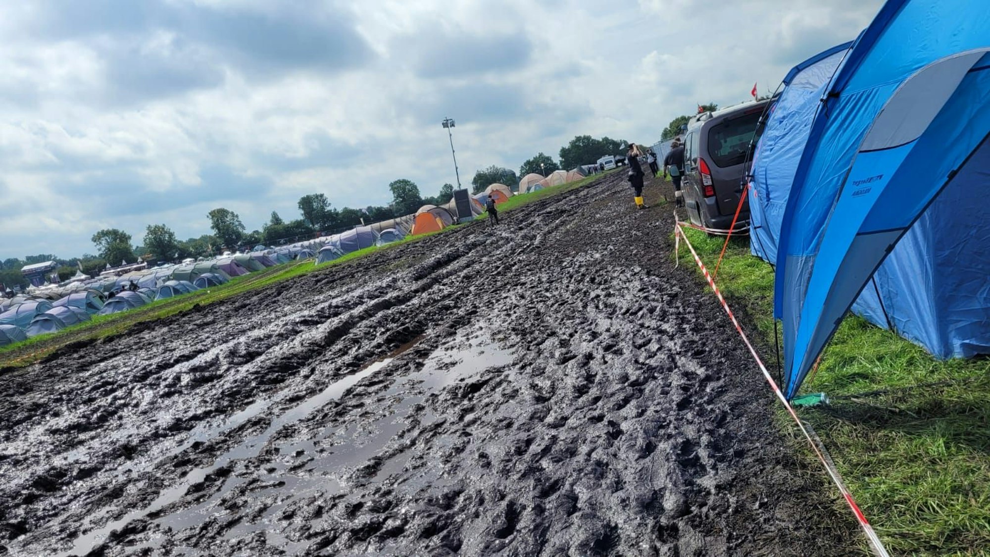 Gute Stimmung trotz Regen und Einlass-Stopp in Wacken. Der Schlamm macht das Vorankommen schwierig.