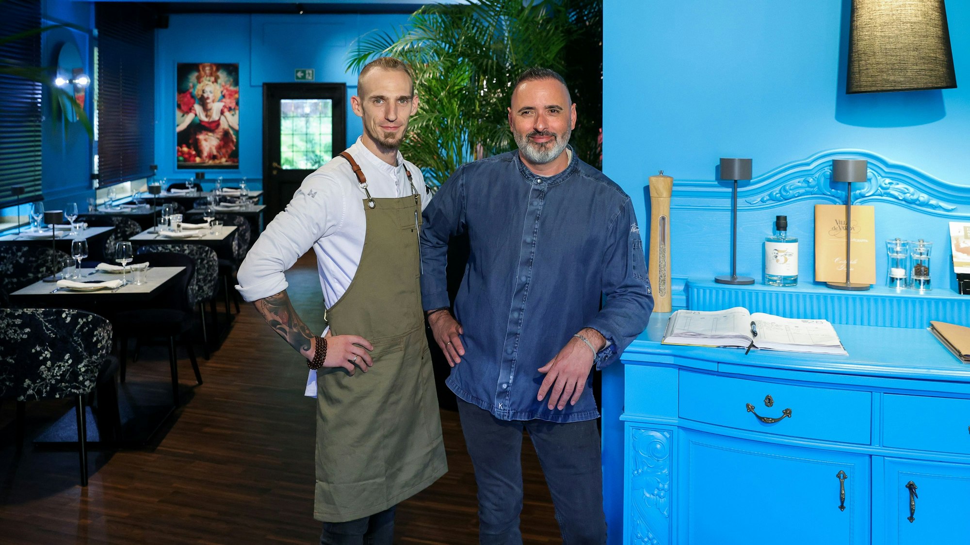 zwei Männer stehen in einem Restaurant