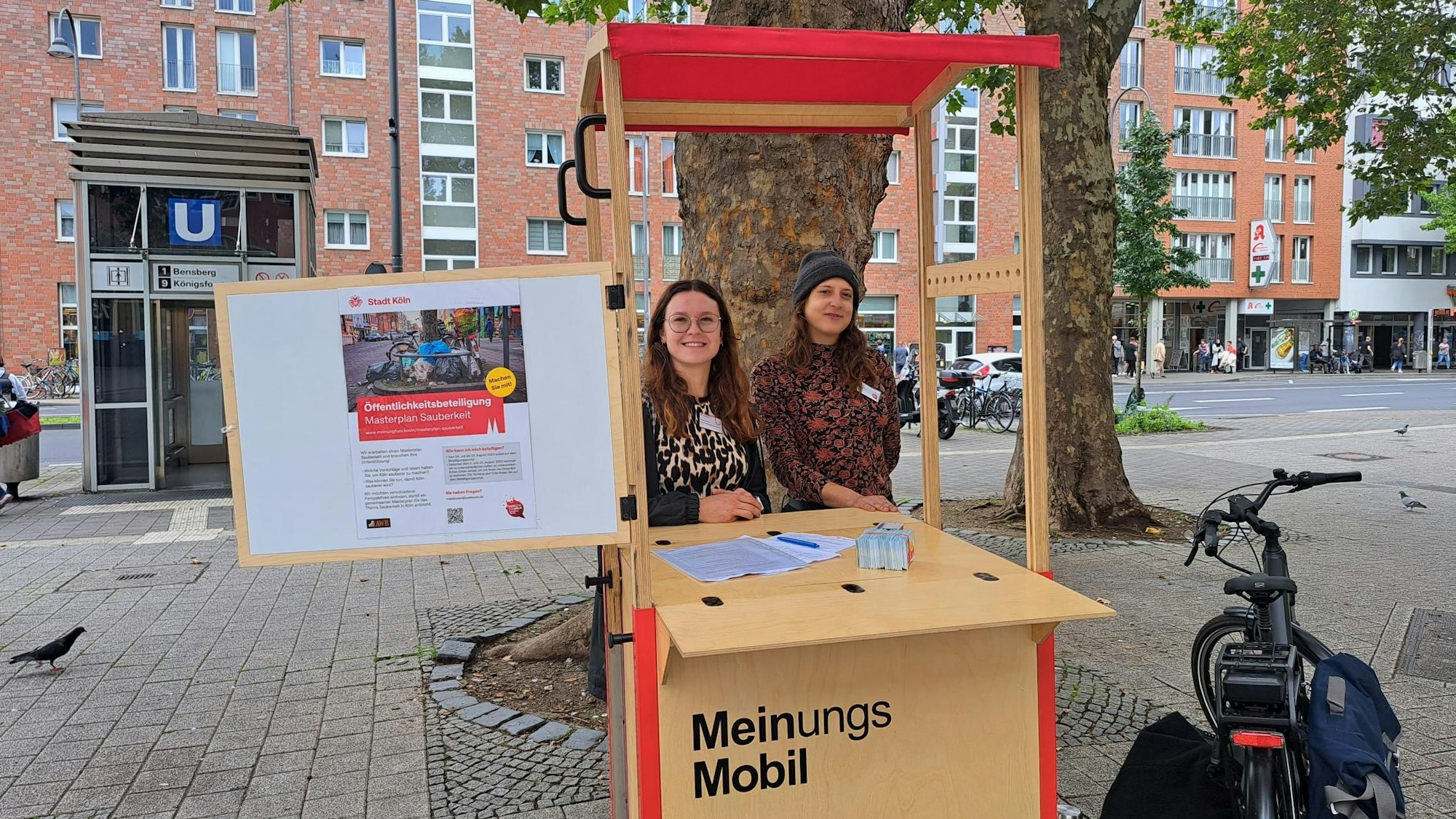 Katharina Pitko (links) und Lisa Knobe vom Büro für Öffentlichkeitsbeteiligung stehen hinter dem „Meinungs-Mobil“ in Kalk.