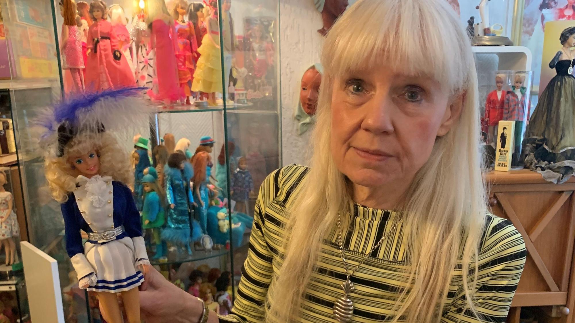 Bettina Dorfmann zeigt eine Funkenmariechen-Barbie