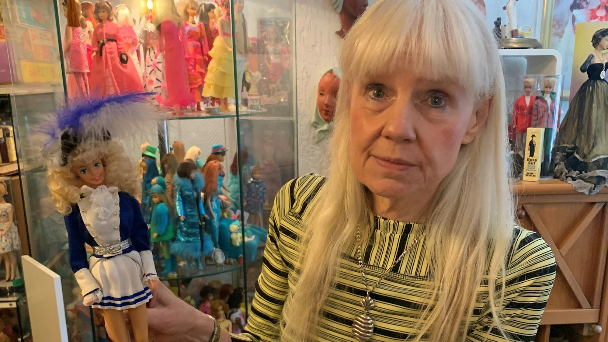 Bettina Dorfmann zeigt eine Funkenmariechen-Barbie