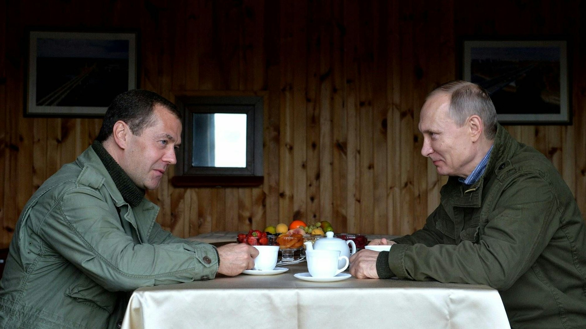 Dmitri Medwedew droht und Dmitri Medwedew warnt: Laut Politik-Experte Thomas Jäger dient der Vertraute Wladimir Putins dem Kremlchef als „propagandistischer Bluthund“. (Archivbild)