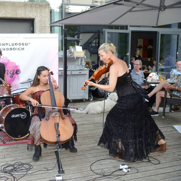Die Band "The Wishing Well" steht auf der Bühne im Schloss Eulenbroich.