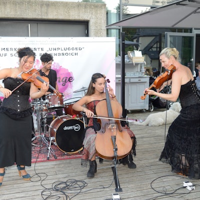 Die Band "The Wishing Well" steht auf der Bühne im Schloss Eulenbroich.