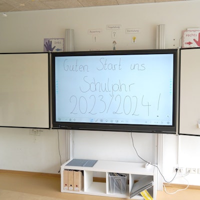Das Foto zeigt eine neue elektronische Tafel in einem Klassenraum.
