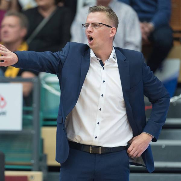 GER, Beko BBL ProA, RASTA Vechta vs Dragons Rhoendorf 02.10.2015, RASTA Dome 2.0, VECHTA, GER, Beko BBL ProA, RASTA Vechta vs Dragons Rhoendorf, im Bild Boris Kaminski (Dragons Headcoach) Einzelaktion, Halbkörper / Halbkoerper Gestik, Mimik, nphxKokenge
ger Beko BBL ProA Rasta Vechta vs Dragons Rhoendorf 02 10 2015 Rasta Dome 2 0 Vechta ger Beko BBL ProA Rasta Vechta vs Dragons Rhoendorf in Picture Boris Kaminski Dragons Head Coach Individual action Half body Halbkoerper Gesture Facial expressions nphxKokenge