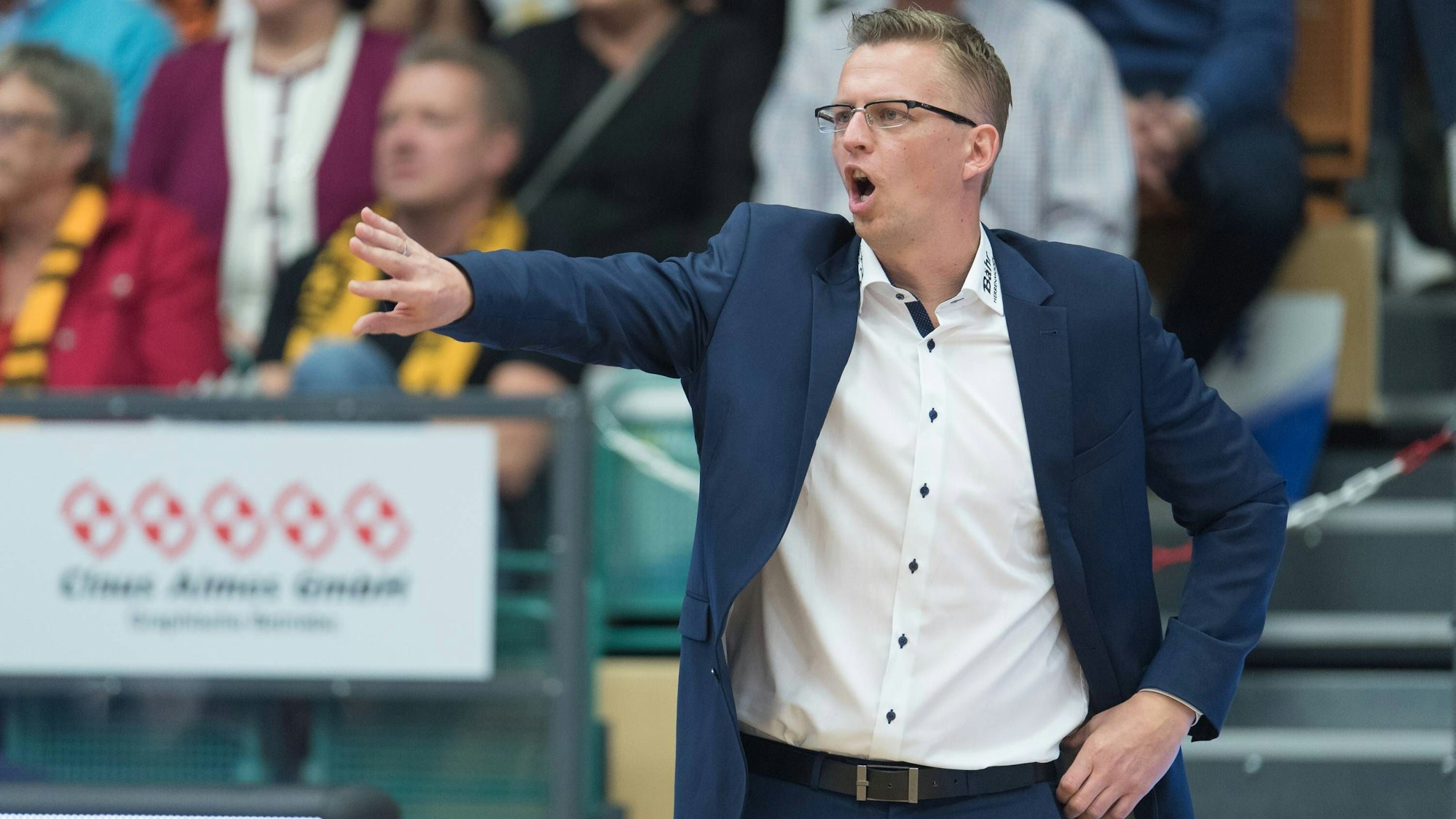 GER, Beko BBL ProA, RASTA Vechta vs Dragons Rhoendorf 02.10.2015, RASTA Dome 2.0, VECHTA, GER, Beko BBL ProA, RASTA Vechta vs Dragons Rhoendorf, im Bild Boris Kaminski (Dragons Headcoach) Einzelaktion, Halbkörper / Halbkoerper Gestik, Mimik, nphxKokenge
ger Beko BBL ProA Rasta Vechta vs Dragons Rhoendorf 02 10 2015 Rasta Dome 2 0 Vechta ger Beko BBL ProA Rasta Vechta vs Dragons Rhoendorf in Picture Boris Kaminski Dragons Head Coach Individual action Half body Halbkoerper Gesture Facial expressions nphxKokenge