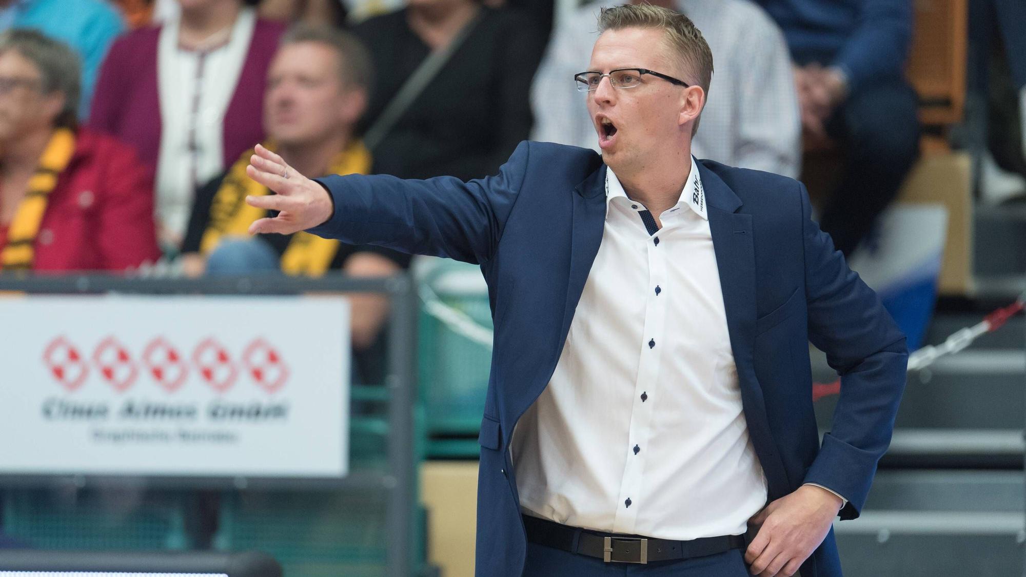 GER, Beko BBL ProA, RASTA Vechta vs Dragons Rhoendorf 02.10.2015, RASTA Dome 2.0, VECHTA, GER, Beko BBL ProA, RASTA Vechta vs Dragons Rhoendorf, im Bild Boris Kaminski (Dragons Headcoach) Einzelaktion, Halbkörper / Halbkoerper Gestik, Mimik, nphxKokenge
ger Beko BBL ProA Rasta Vechta vs Dragons Rhoendorf 02 10 2015 Rasta Dome 2 0 Vechta ger Beko BBL ProA Rasta Vechta vs Dragons Rhoendorf in Picture Boris Kaminski Dragons Head Coach Individual action Half body Halbkoerper Gesture Facial expressions nphxKokenge