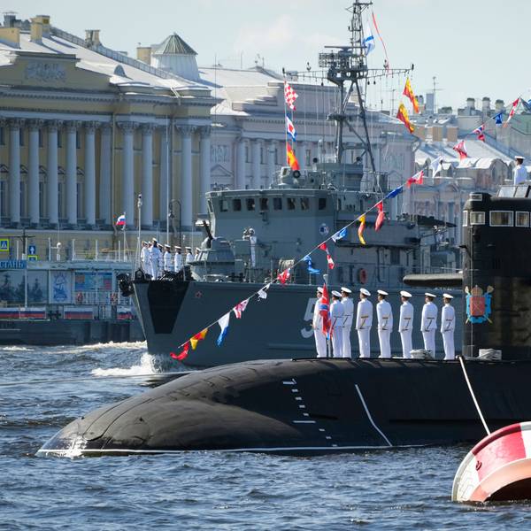 Russland, St. Petersburg: Ein U-Boot schwimmt die Newa entlang während der großen Marineparade zum Tag der russischen Marine.