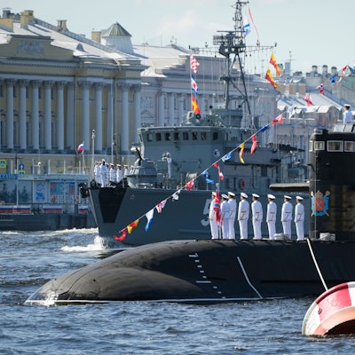 Russland, St. Petersburg: Ein U-Boot schwimmt die Newa entlang während der großen Marineparade zum Tag der russischen Marine.