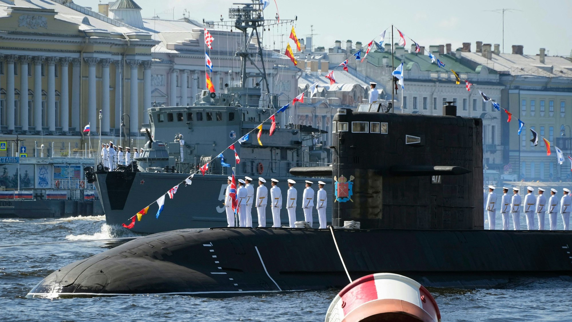 Russland, St. Petersburg: Ein U-Boot schwimmt die Newa entlang während der großen Marineparade zum Tag der russischen Marine.