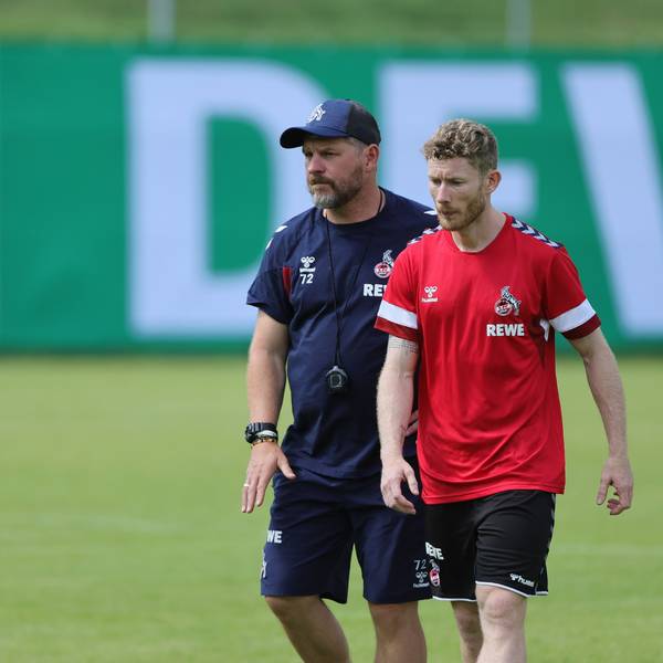 FC-Trainer Steffen Baumgart (l.) spricht mit seinem neuen Kapitän Florian Kainz.