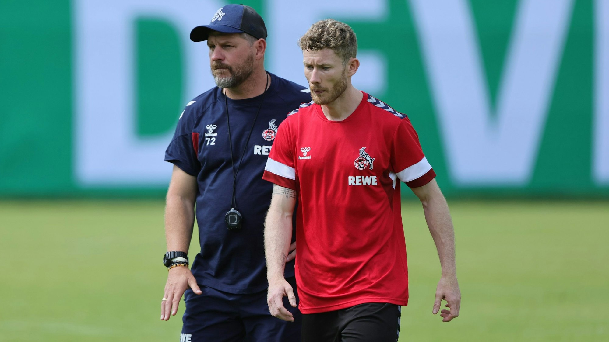 FC-Trainer Steffen Baumgart (l.) spricht mit seinem neuen Kapitän Florian Kainz.