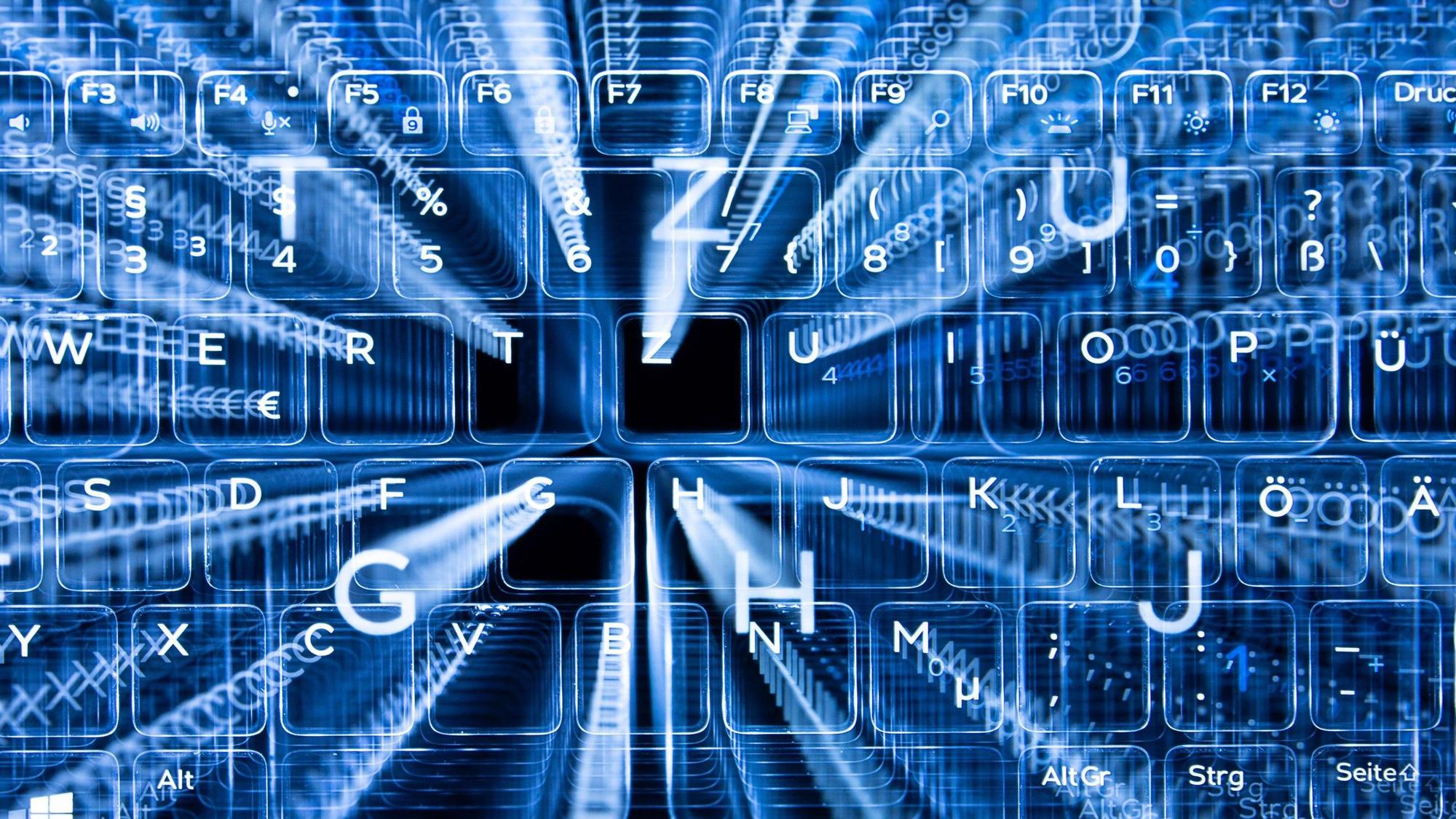 ARCHIV - 11.01.2019, Baden-Württemberg, Stuttgart: ILLUSTRATION - Tasten einer beleuchteten Tastatur. (Aufnahme mit Zoomeffekt). (zu dpa: «Kommunen setzen nur vereinzelt auf Künstliche Intelligenz» Foto: Sebastian Gollnow/dpa +++ dpa-Bildfunk +++