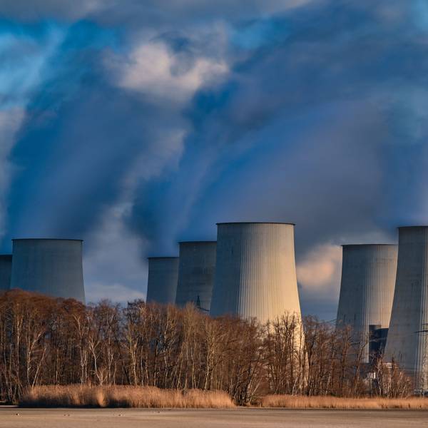 Wasserdampf steigt aus den Kühltürmen des Braunkohlekraftwerks Jänschwalde der Lausitz Energie Bergbau AG (LEAG).