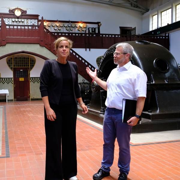 Ein Mann und eine Frau stehen im mehr als 100 Jahre alten Wasserkraftwerk in Heimbach.